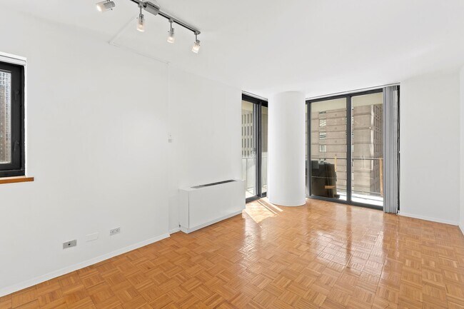 Building Photo - 15 W 61st St