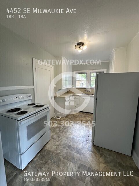 Building Photo - 4452 SE Milwaukie Ave