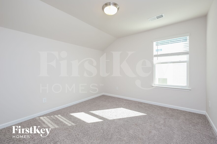 Building Photo - 534 Hillpark Ln