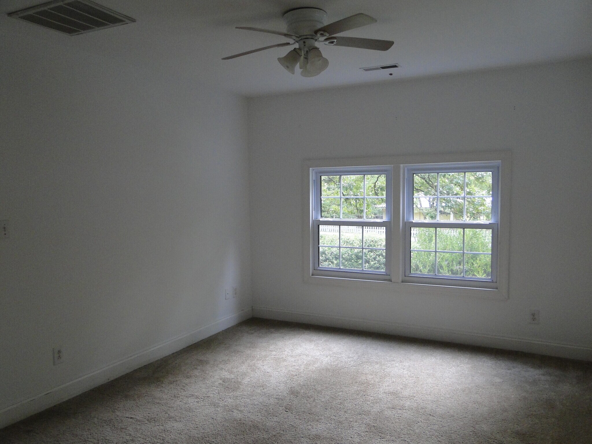 Building Photo - 106 Pine St