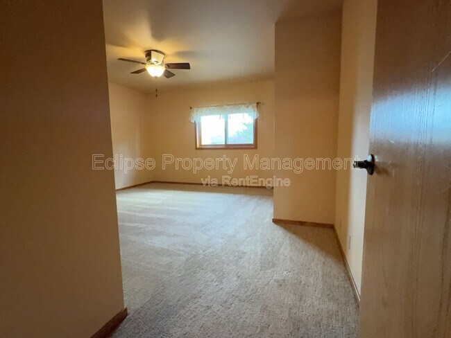 Building Photo - 2737 Sierra Vista Dr