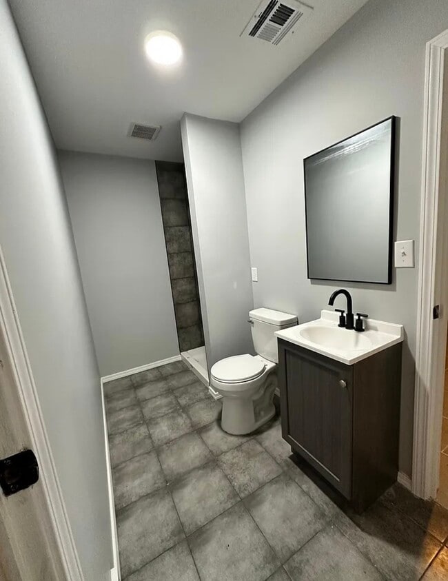 Building Photo - 116 E Pk Ln St