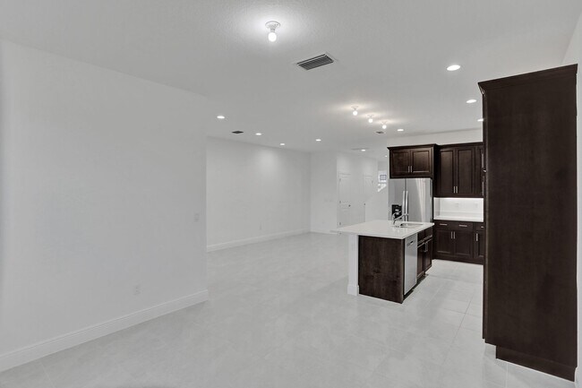 Building Photo - 585 Sanderling Cir