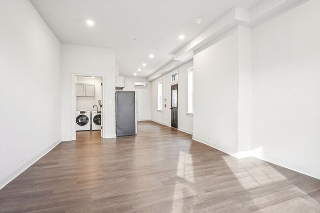 Building Photo - 472 Roxborough Ave