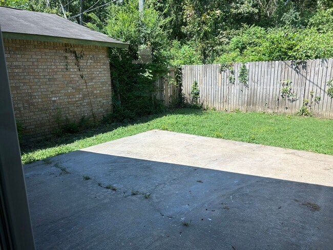 Building Photo - 4 Bedroom 2 bathroom  and 2 car garage home in Sherwood.