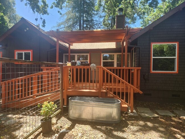 Building Photo - Beautiful 3 Bedroom/1 bathroom home with a...