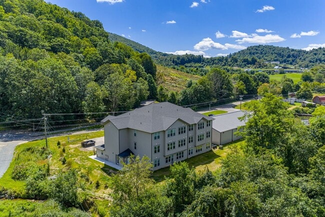 Interior Photo - Willa Mountain Apartments