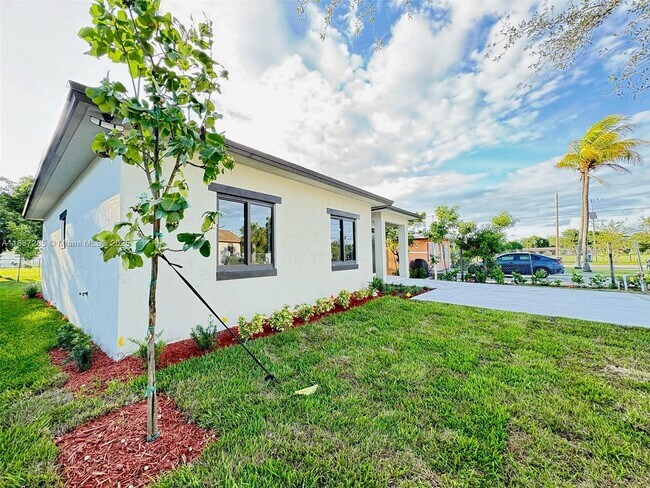 Building Photo - 1005 SW 25th Ave