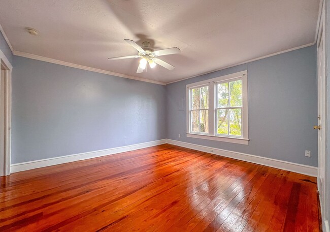 Building Photo - MIDTOWN 5/3.5 w/ 2750 sq ft, Wood Floors, ...