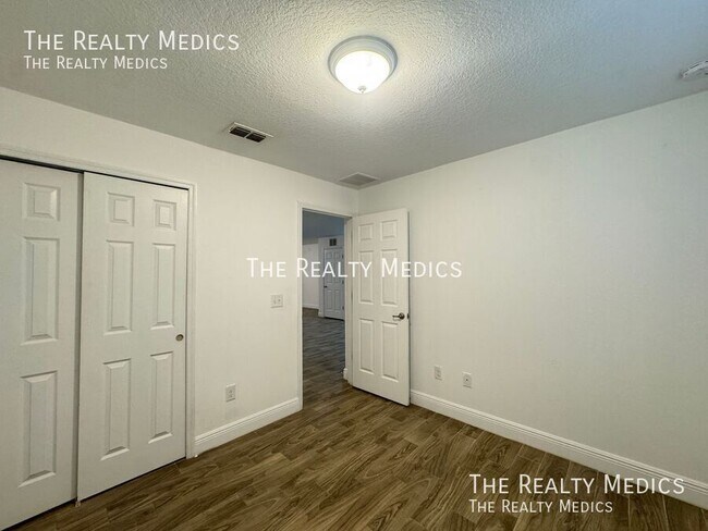 Building Photo - 708 Bon Air St