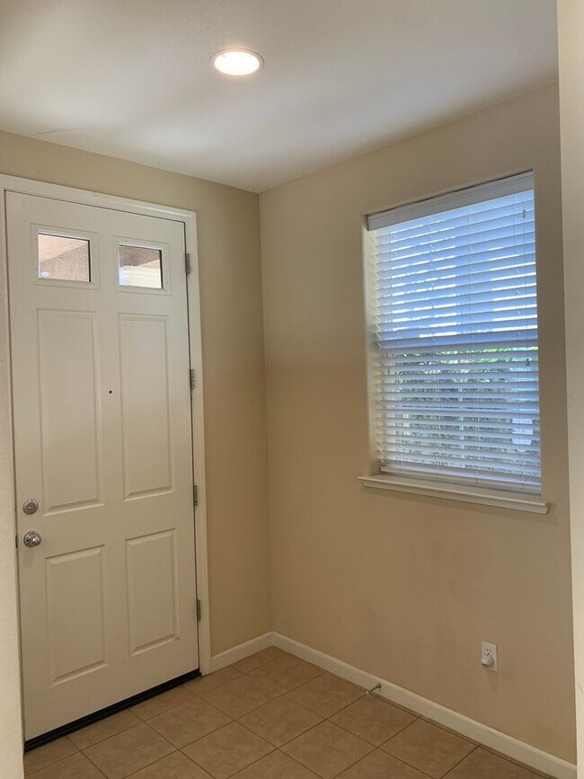 Building Photo - 1331 Violet Way