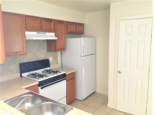 Building Photo - 403 Hedgewood Dr
