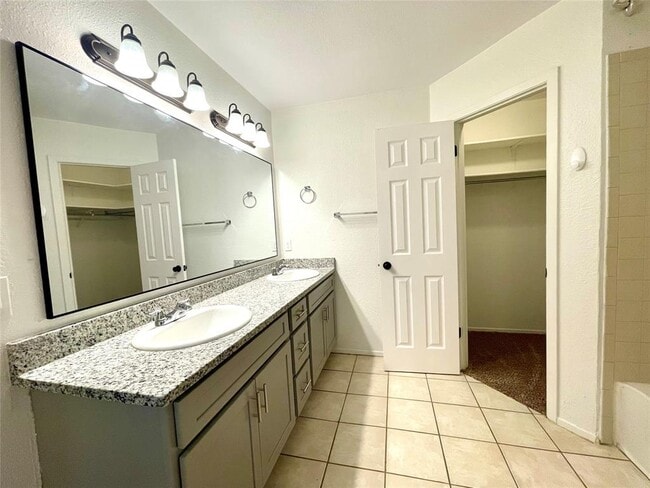 Building Photo - 703 Twin Oak Trail