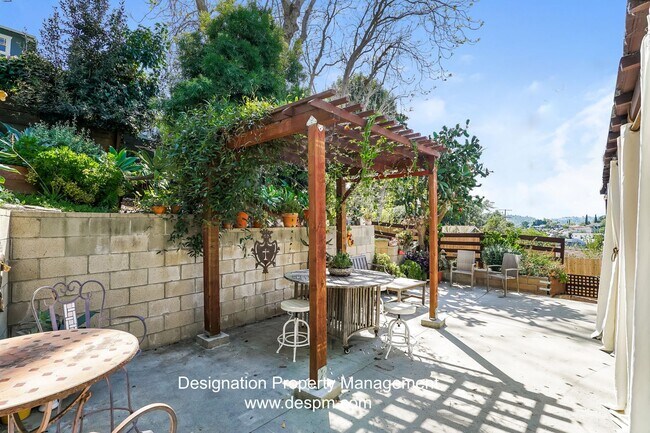 Building Photo - Roy