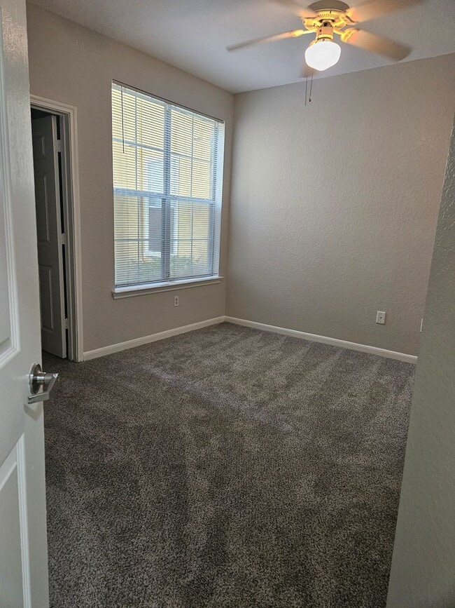 Building Photo - Available now 2/2 Condo Downtown Orlando - Free Water/Sewer/Trash! Pet Friendly!