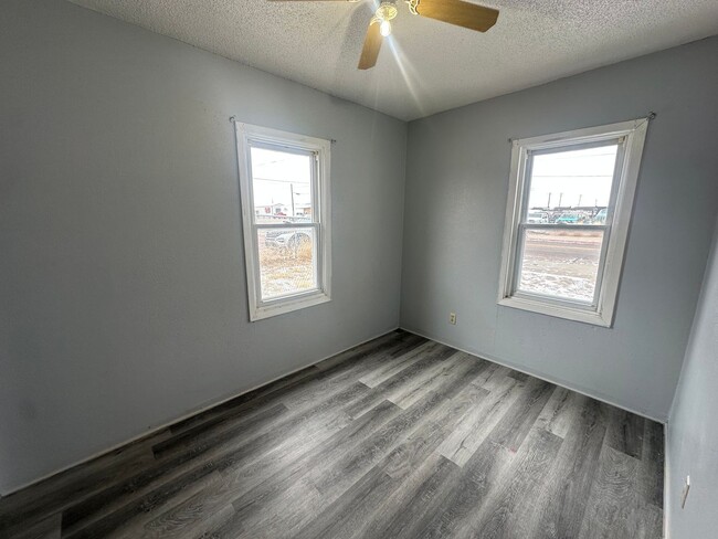 Building Photo - 2 bedroom, 1 bath home! Pet Friendly! Fenc...