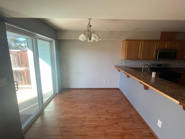 Building Photo - Lovely 3 Bedroom Townhouse in the Heart of Town