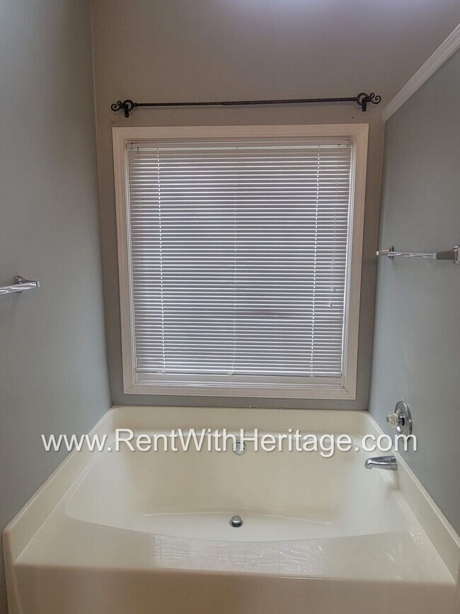 Building Photo - WOW!!...GORGEOUS HOME/HARDWOOD FLOORS/ UPGRADES GALLORE / SWIM - TENNIS