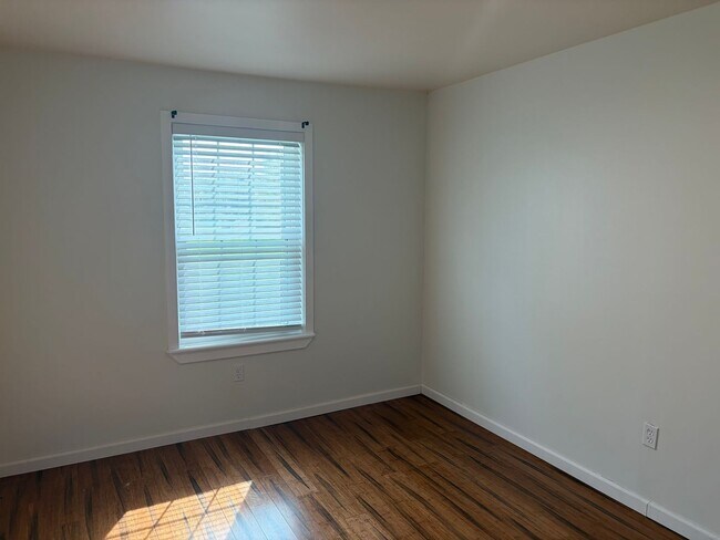 Building Photo - Well Maintained 2nd Floor Condo Now Available in Northridge Estates