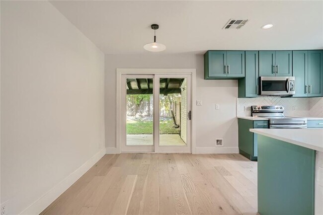 Building Photo - 6204 Shadow Valley Dr
