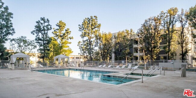 Building Photo - 100 S Doheny Dr