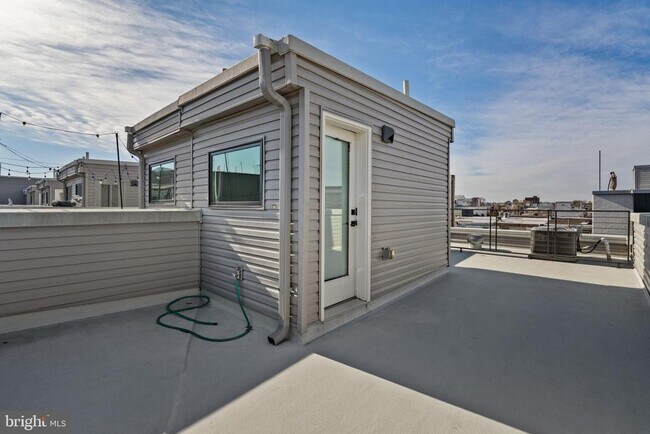 Building Photo - 2235 Hope St