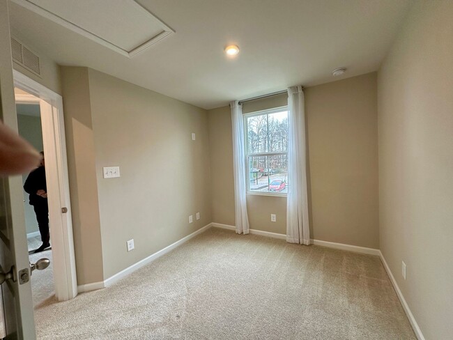 Building Photo - New Canterbury Townhouse