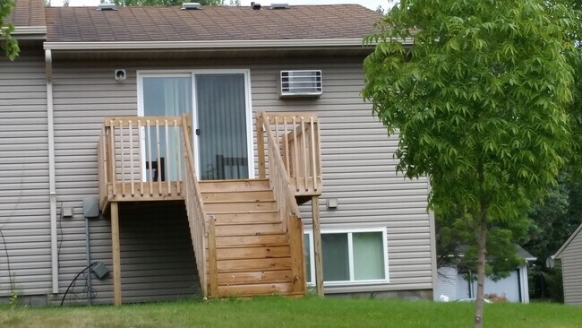 Building Photo - Private Townhome on the Corner!