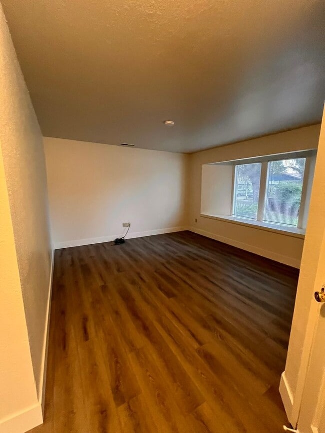 Building Photo - Move in Special see ad