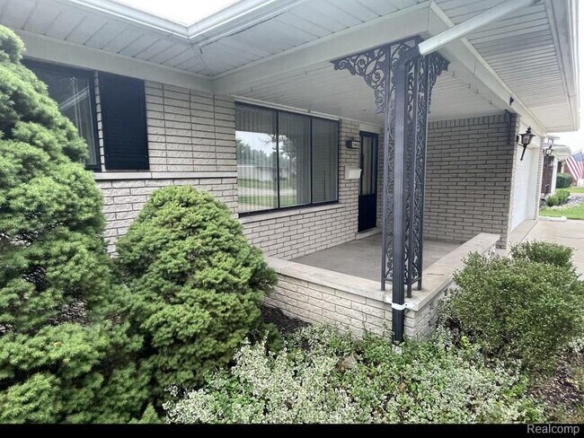 Building Photo - 34660 MacDonald Dr