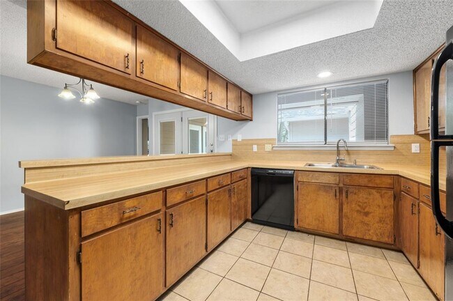 Building Photo - 8506 Mesa Dr