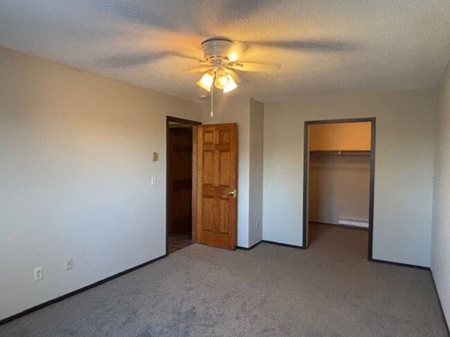 Building Photo - Awesome 2 BR/1.5 BA Townhome in St. Paul!