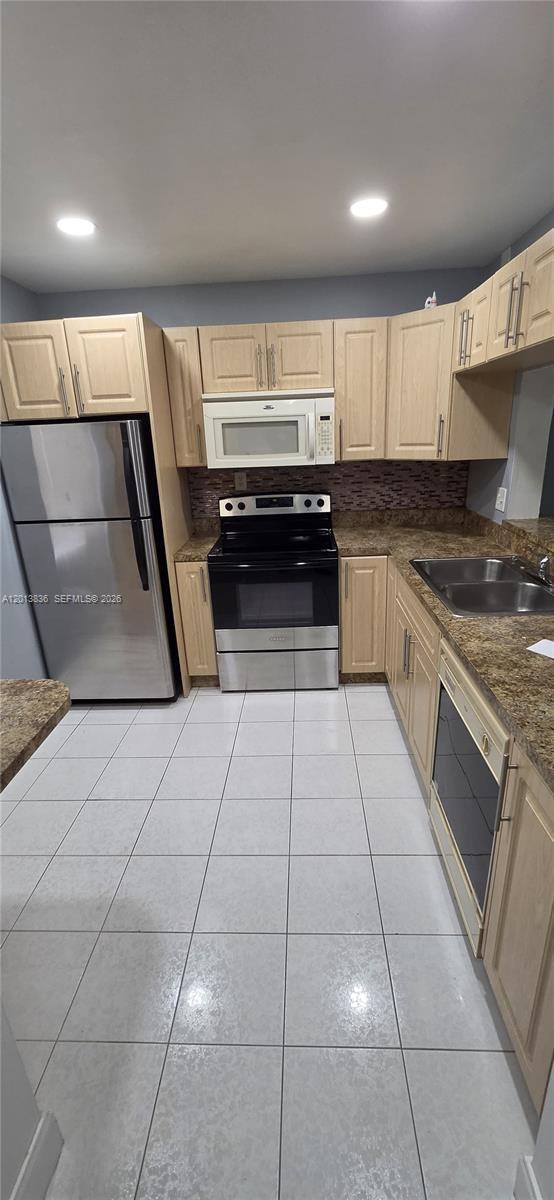 Building Photo - 8750 Royal Palm Blvd