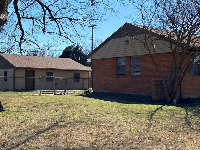 Building Photo - 900 Haggard St