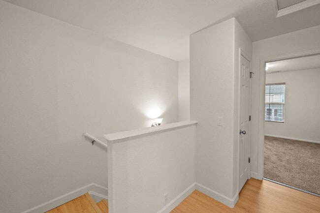 Building Photo - Well maintained pet friendly townhome, close to downtown.