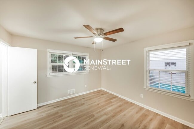 Building Photo - 5 Bedroom Pet-Friendly Home in Tarrant, AL with Main Street Renewal