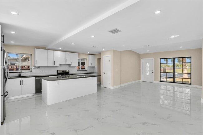 Building Photo - 1600 SW 9th St