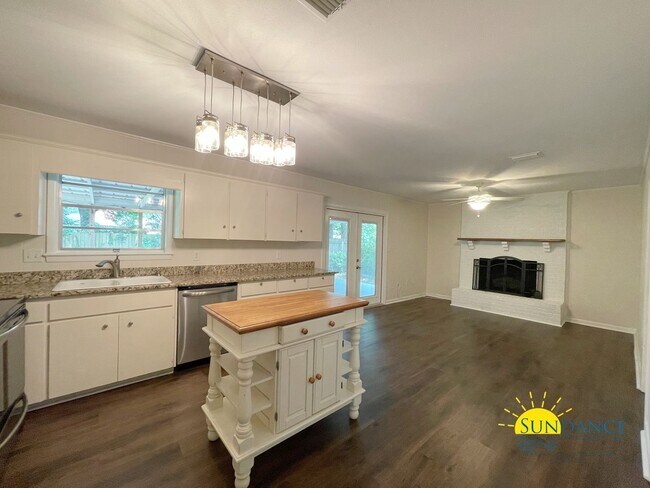 Building Photo - Updated 3-Bedroom Home in desirable Kenwood neighborhood!