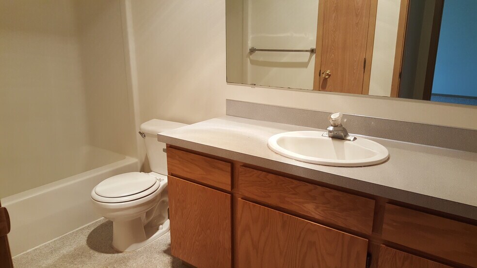 Building Photo - 450 NW Parr Dr