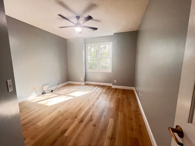 Building Photo - 1237 Clipper Rd