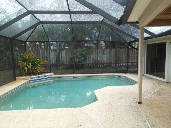 Building Photo - CHARMING 2 BEDROOM POOL HOME IN THE HEART OF JENSEN BEACH