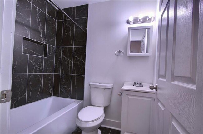 Building Photo - 1327 Reddour St