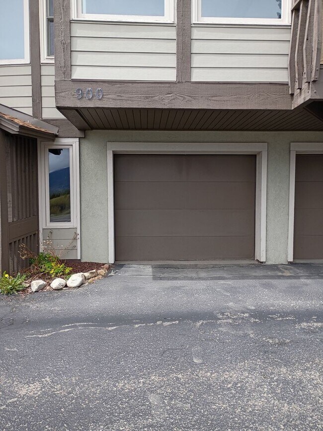 Building Photo - 900 Meadow Creek Dr