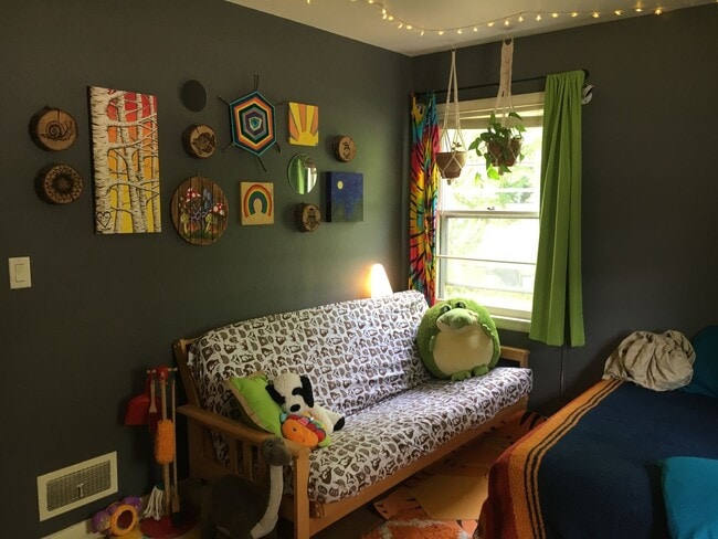 Building Photo - Charming Midvale Heights Ranch