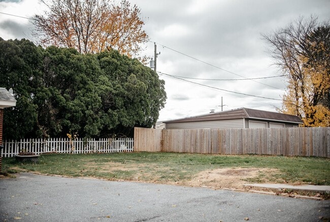 Building Photo - 870 E Main St