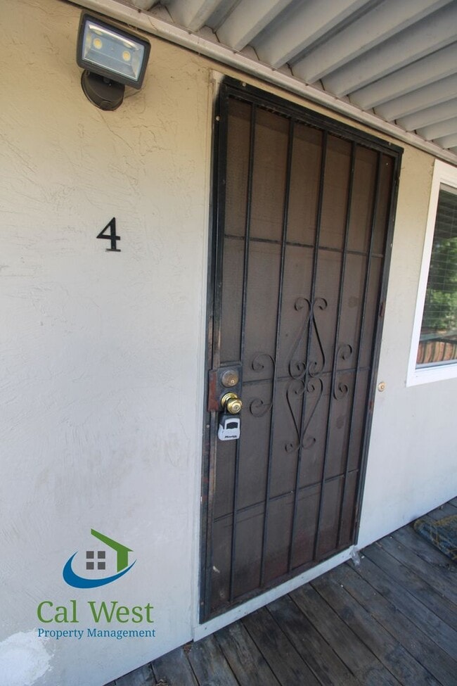 Building Photo - $2395 - 2 Beds/1 Bath Upstairs Condo Near ...
