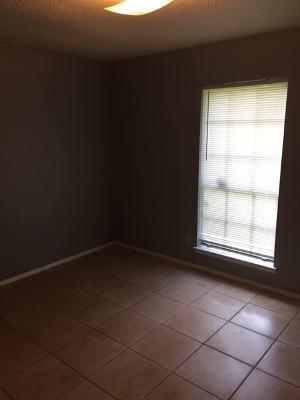 Building Photo - 9660 Royal Woods Dr N