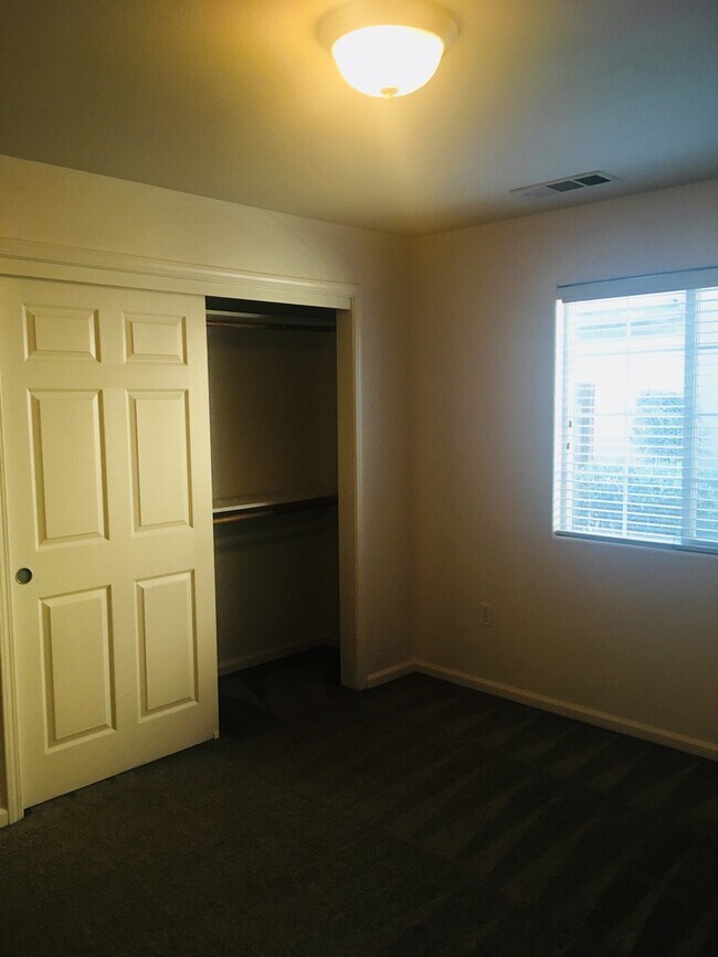 Building Photo - Spacious Apartment!!!