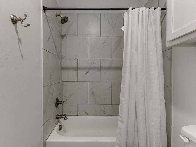 Building Photo - Cozy 3-Bed Retreat in Yukon - Fully Furnished & All Utilities Included