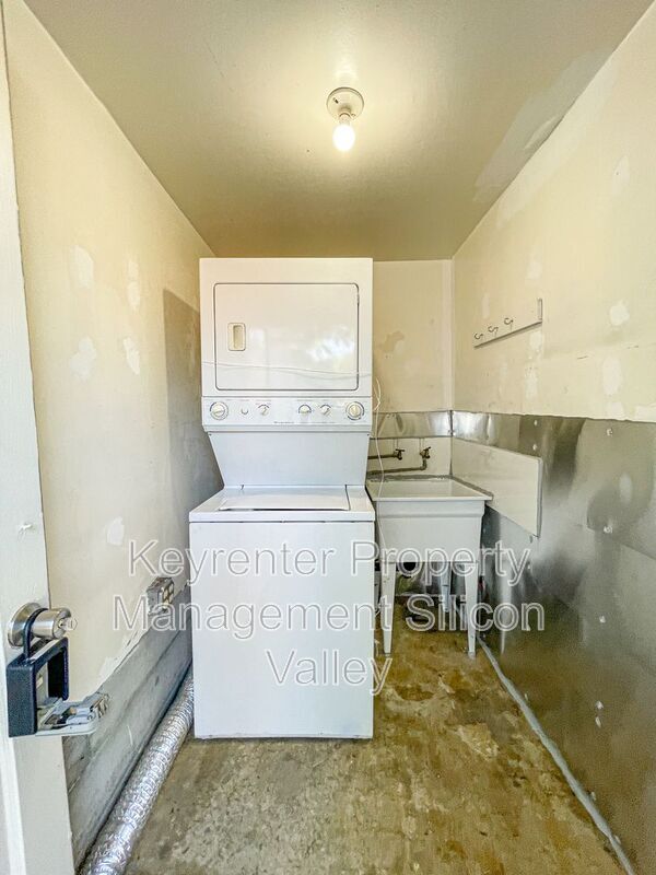 Building Photo - 2182 East Ave